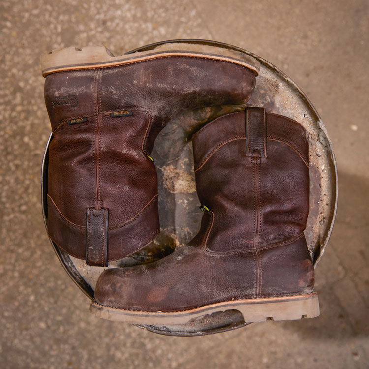 Botas Serious Plus 10" resistentes a perforaciones con puntera de nanocomposici&oacute;n impermeable y protecci&oacute;n metatarsal en color brezo aceitado (marr&oacute;n).